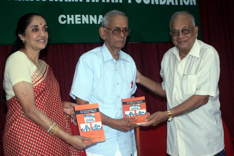 historybkrls.jpg - A book on Early History of Madras Regions was released at the exhibition at the C. P. Art Centre