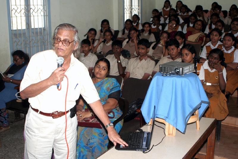 narasiahtalk1.jpg - Chennai Heritage talk series in Tamil - Narasiah presenting his talk at Royapuram