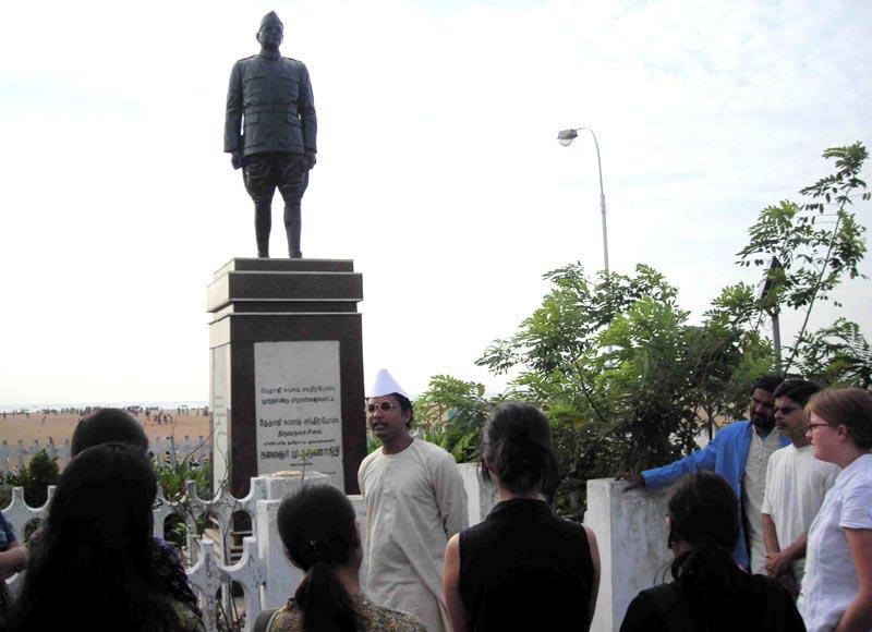 livingstatues_4.jpg - Another stop at the Living Statues walk