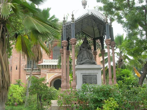 walk2.jpg - Statue of Queen Victoria inside the University campus taken during the walk. Photo by Malvika Mehra